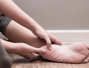 Πρήξιμο σε πόδια, αστραγάλους και πέλματα: Όλες οι αιτίες – Τι να κάνετε στο σπίτι